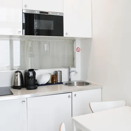 Charming And Bright In The Heart Of باريس