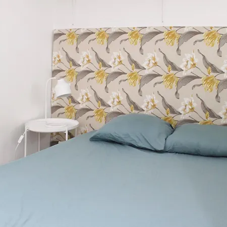 Charming And Bright In The Heart Of * باريس