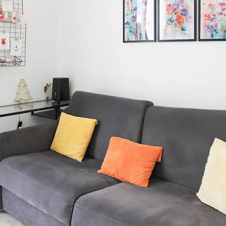 Charming And Bright In The Heart Of باريس