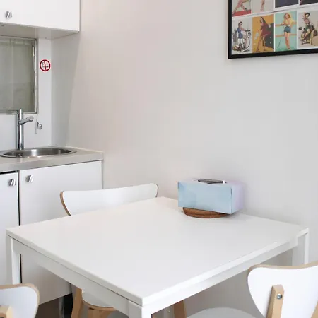 Charming And Bright In The Heart Of * باريس